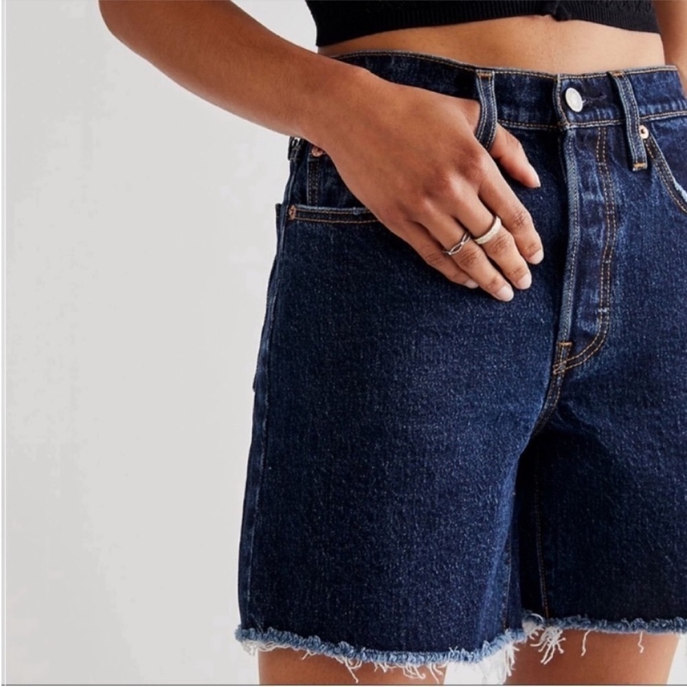 NWT Levi’s 501 High Rise Mid Thigh Shorts in Salsa Center Dark Wash - Picture 4 of 8